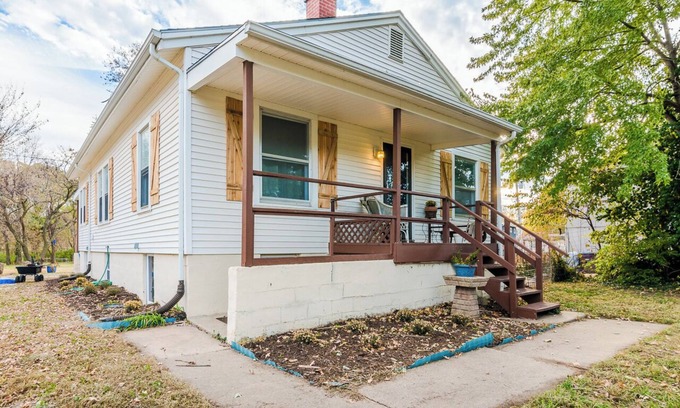 Manhattan Casa | Anderson Cottage: comfy 3 bedroom near stadium, winery, airport, & golf course!