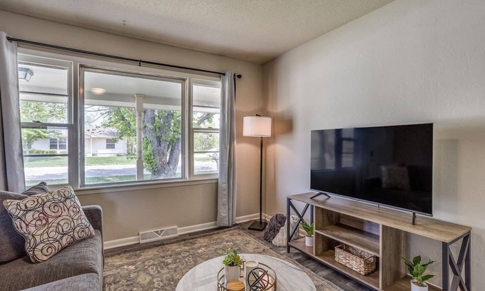 Andover Casa | Andover Abode - sleeps 6