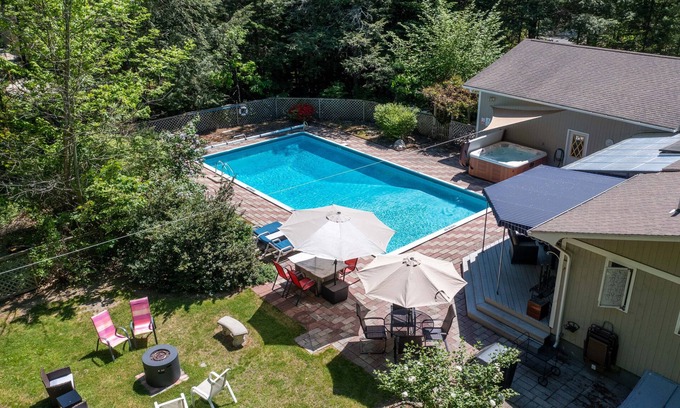 Falmouth Casa | Andy Retreat - Piscina climatizada al aire libre, jacuzzi, barbacoa y aire acondicionado central!