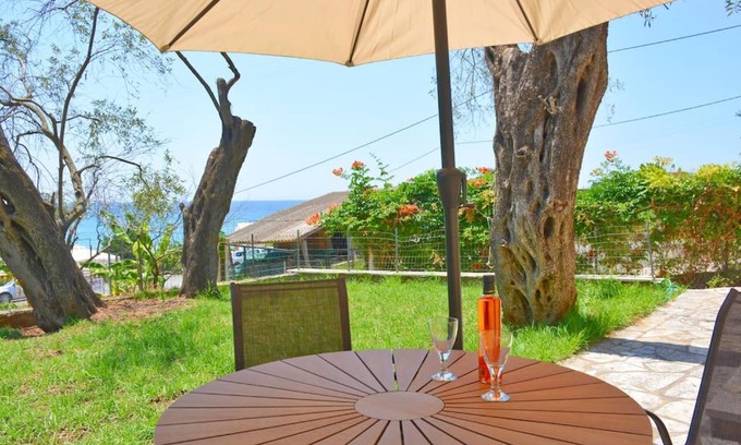 Sinarades Apartamento | Anemelo house by the Kontogialos beach