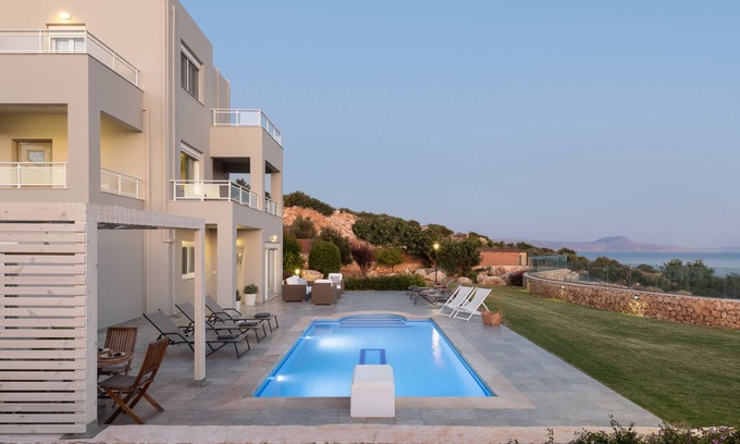 Gerani Villa | Villa Anemolia! Con piscina privada y jardín! Vistas únicas al mar! 1 km de la playa!