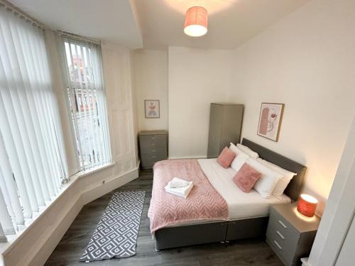 Anfield Casa | Anfield Cottage Liverpool by Smart Corporate Stays