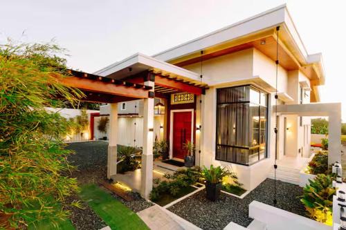 Tagaytay Villa | Ang Suite Life 2 w Heated Pool, Cinema Court