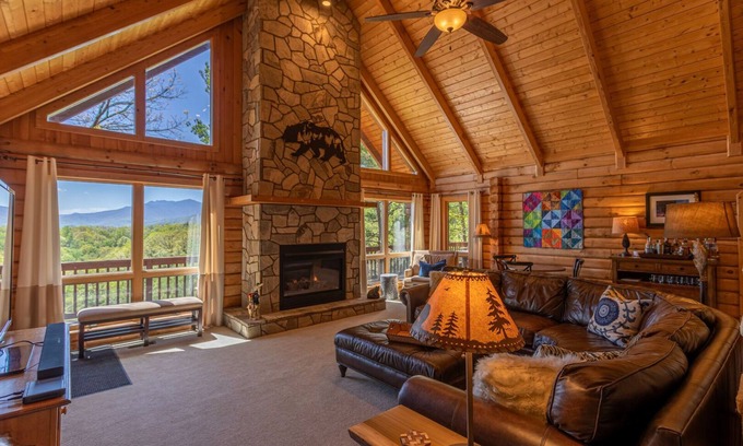 Apple Ridge Cabina | Angels Envy: Spacious Mountain Getaway | Long-Range Views + Hot Tub