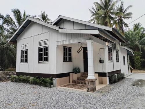 Batu Dua Puluh Tiga Casa | Anggerik Homestay suasana kampung