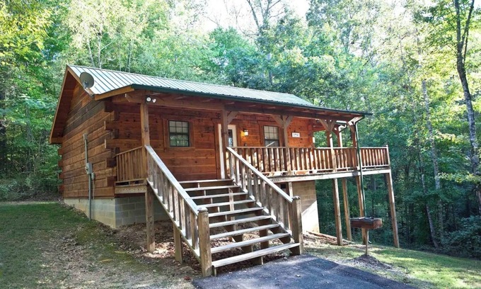 Tellico Plains Cabina | Angler cabin. This modern private studio Cabin with HOT TUB is tucked away in a wooded cove.