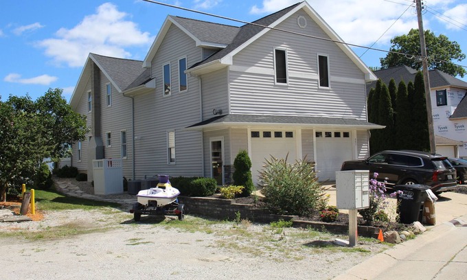Brimfield Apartamento | Angler's Paradise: Sylvan Lakehouse-Fishing & Tranquility near Goshen & Ft Wayne