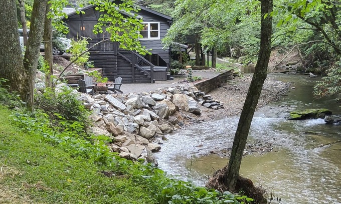 Boone Cabaña | Anglers Cottage Fish off the deck Updated mountain cottage on the Middle Fork of the New River