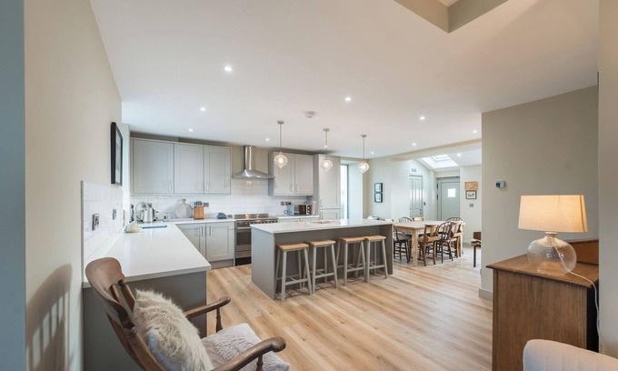 Cylch-Y-Garn Casa | Anglesey coastal retreat, 4 bedrooms, sleeping 8, modern amenities, ocean view, 5 mins from beach