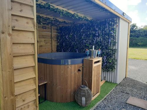 Malltraeth Casa | Anglesey new modern shepherds hut with spa hot tub