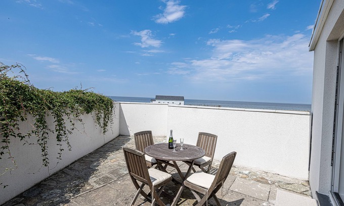 Dinas Cabaña | Angorfa - a coastal property that sleeps 8 guests in 4 bedrooms