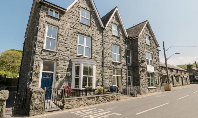 Llanbedr Casa | Angorfa
