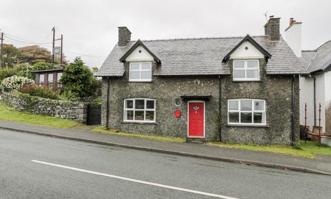 Llanfair Casa | Angorfa
