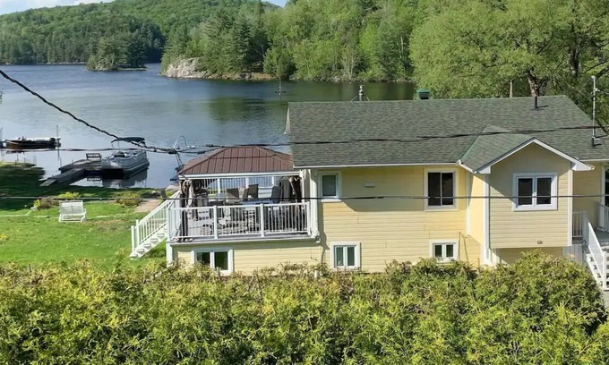 Val-des-Monts Cabaña | Anira's beautiful waterfront Cottage on TwinLake with Hot tub