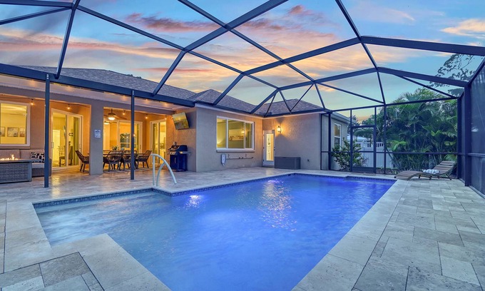 West Bradenton Casa | ANNA MARIA in 5 Miles, Heated Saltwater Pool+Large Fenced Yard+Dog Friendly
