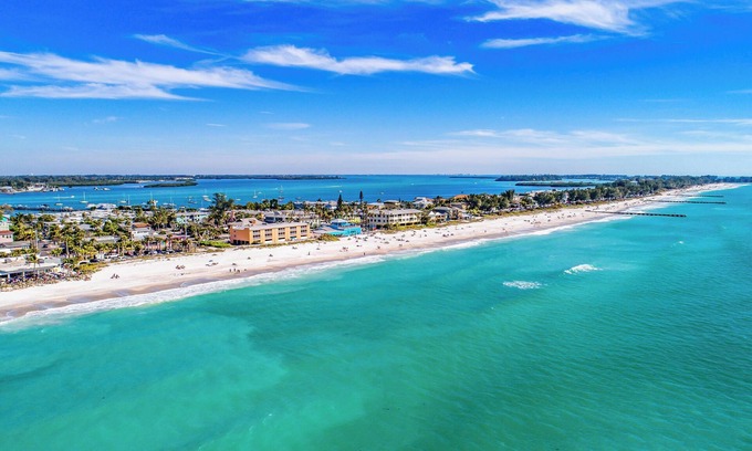 Bradenton Beach Casa | Anna Maria Island Beach Palace