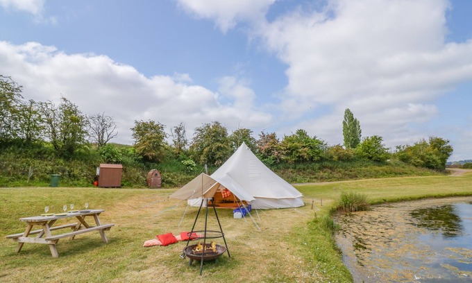 Great Witley Cabaña | ANNAMAY, pet friendly, with open fire in Great Witley