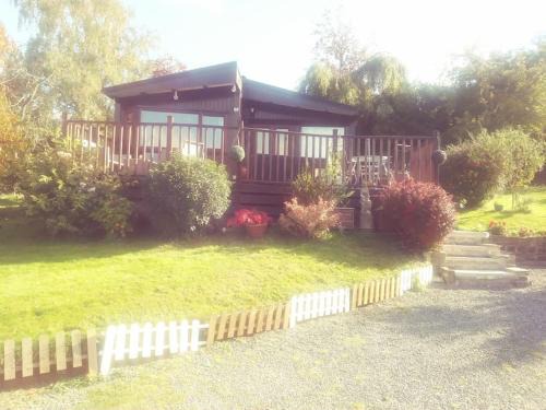 Builth Wells Chalet De Esquí | Anne's Lodge Caerberis Holiday Park, dog friendly