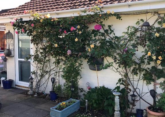New Forest District Apartamento | Annexe in lymington with private use of hot tub