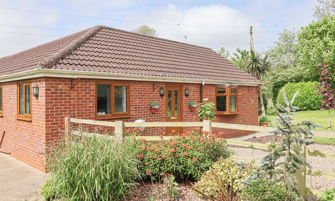 Winestead Cabaña | ANNEXE, pet friendly, character holiday cottage in Burton Pidsea