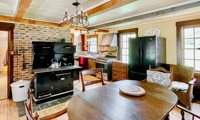 Belfast Otro | Antique dog-friendly farmhouse with private sauna, washer/dryer, grill, and AC