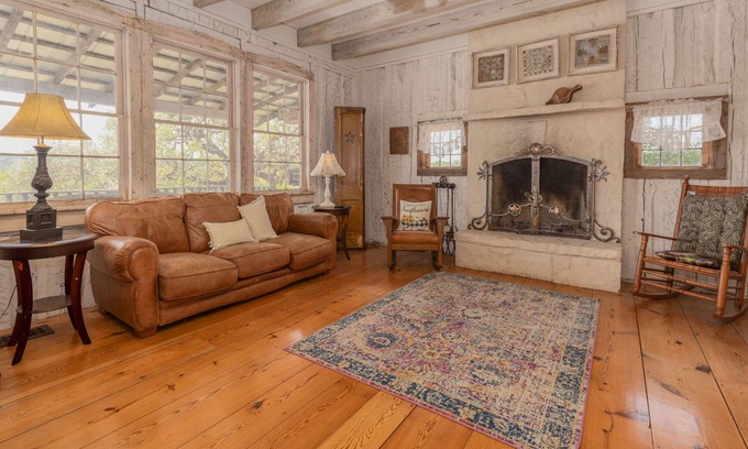 Ingram Otro | Antique log home, built in 1852 in St. Geneviève, MO