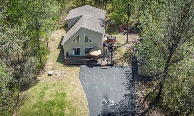Briar Crest Woods Chalet De Esquí | Antler Chalet - Sleeps 10, Hot tub, Gameroom ~ 4 minutes to Big Boulder!