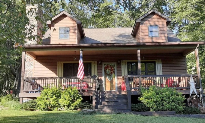 Alpine Lake Casa | Amazing 2 bedroom cabin with a screened in back porch!