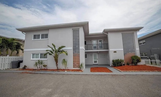 Capri Isle Condominio | ANYONE WOIULD LOVE this Condo and the Area you can't beat