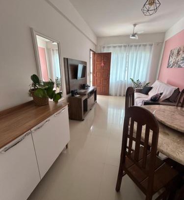 Rio das Ostras Apartamento | Apê 101 5 min praia Abricó Rio das Ostras 2 quartos 4 pessoas com área externa com churrasqueira e rede