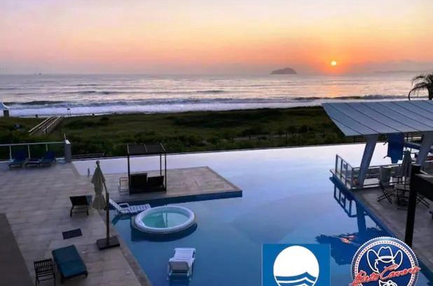 Itacolomi Apartamento | Apê estilo Resort c/pé na areia e vista mar, próximo ao Beto Carrero