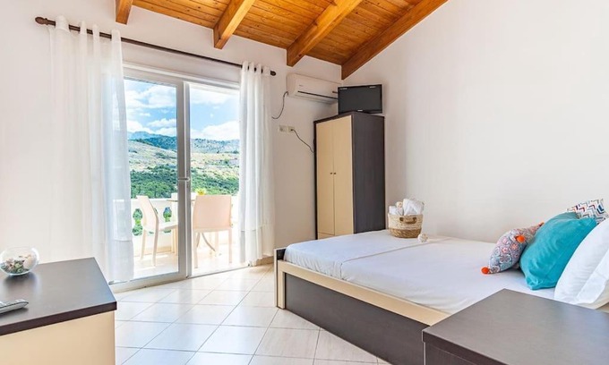 Himare Apartamento | Ap 7 - Villa Goro wPool, Views, Kitchen & Parking