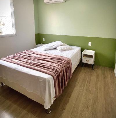 Santo Angelo Apartamento | Ap de 2 quartos com AR, wifi e garagem - Bairro tranquilo