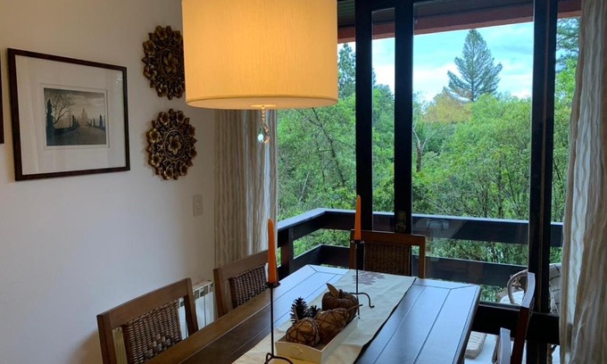 Vila Suica Apartamento | Ap Gramado Knorrville - 2 dorm com lareira, calefação e sacada