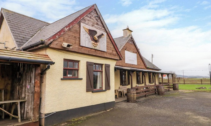 Limavady Cabaña | APACHE FALLS LODGE, romantic, character holiday cottage in Castlerock