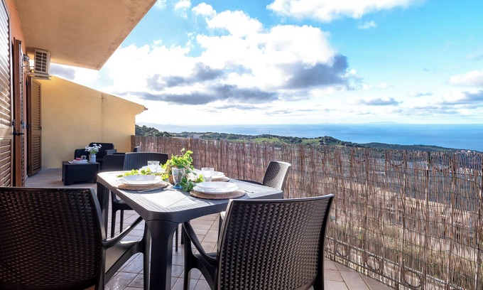 Trinita d'Agultu Apartamento | Apartamento 'Costiero' con vistas al mar, terraza privada y aire acondicionado