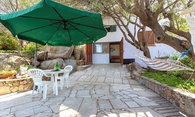 Paduledda Apartamento | Apartamento 'Monolocale' con vistas al mar, jardín privado y aire acondicionado