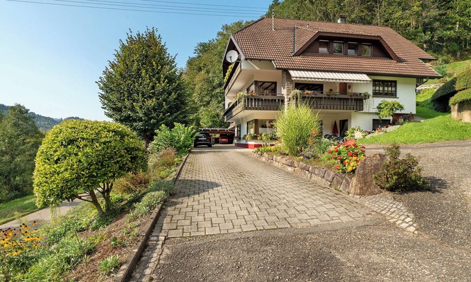 Ottenhofen im Schwarzwald Apartamento | Apartamento 'Haus Schindler' con vistas a la montaña, terraza privada y Wi-Fi