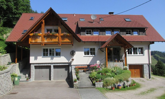 Ottenhofen im Schwarzwald Apartamento | Apartamento 'Anna' con vistas a la montaña, jardín privado y balcón