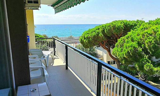 Sant Andreu de Llavaneres Apartamento | Apartamento Llavaneras II vistas al mar y piscina