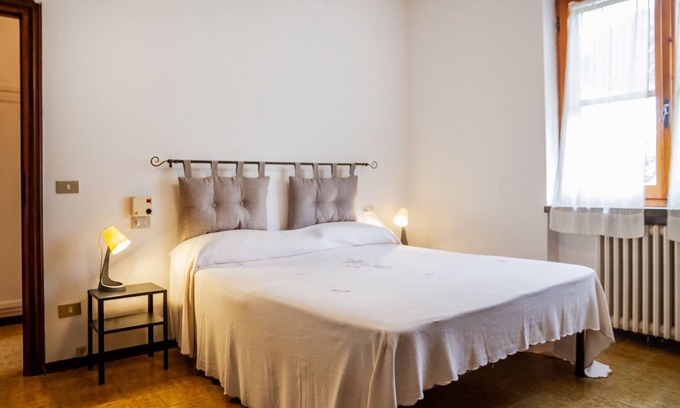Le Rocchette Apartamento | Apartamento 'Villa Rodolfo' con terraza privada, jardín privado y aire acondicionado.