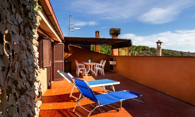 Le Rocchette Apartamento | Apartamento 'Casa Bel Mare' con terraza privada y aire acondicionado