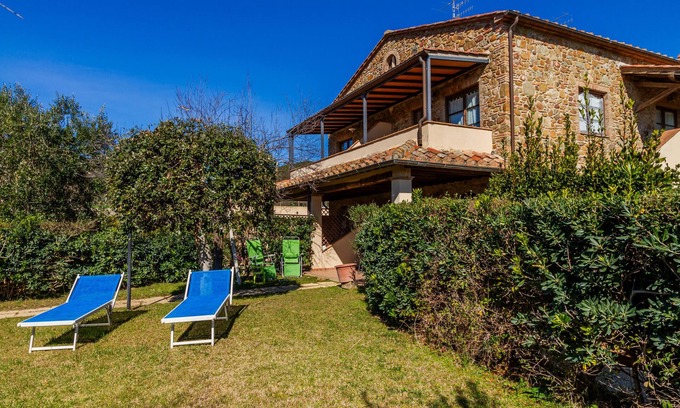 Le Rocchette Apartamento | Apartamento 'Villa Rosanna' con terraza privada, jardín privado y aire acondicionado.
