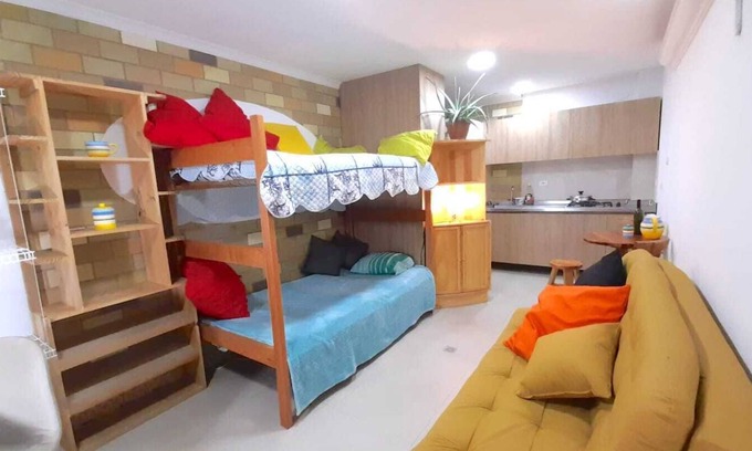 Suramericana Apartamento | Aparta estudio hostal acogedor camarote (Litera), sofá cama, cocina, mesa, baño