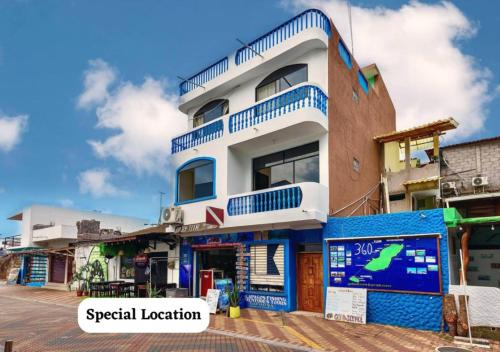 Puerto Baquerizo Moreno Apartamento | Apartamento en San Cristóbal con 2 habitaciones, 6 camas, sala, comedor, cocina, balcón privado, terraza con vista al mar, lavadora, internet satelital, cerca de bares y restaurantes - Sol y Mar, Galápagos Home