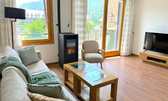 Esterri D'Aneu Apartamento | Apartament al centre d'Esterri amb vistes úniques by RURAL D'ÀNEU