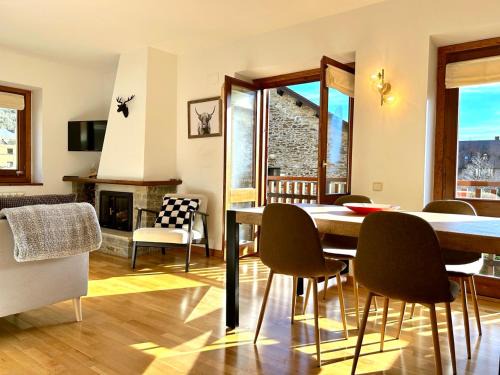 Esterri D'Aneu Apartamento | Apartament amb llar de foc i balcó amb vistes de la vall by RURAL D'ÀNEU