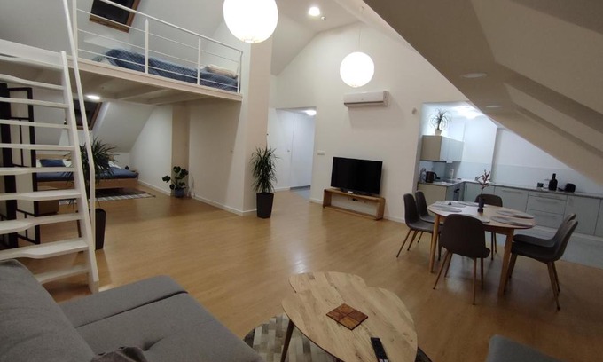 Bielsko-Biala Apartamento | Apartament"Nad Niwką 7" z bezpłatnym zamykanym parkingiem