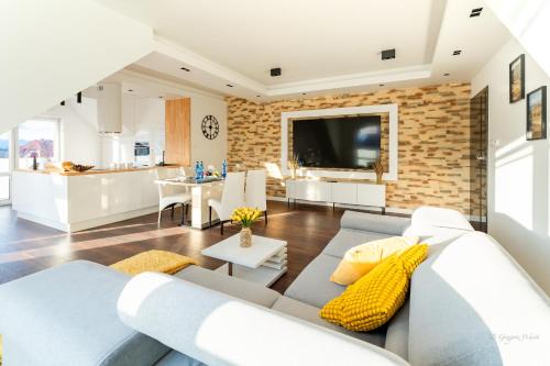 Cieplice Apartamento | Apartament Skyline - przy Placu Piastowskim i blisko Term, widok na Śnieżkę, garaż podziemny by Apartamenty w Karkonoszach