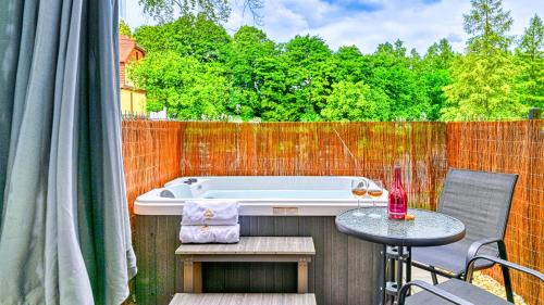 Swieradow-Zdroj Apartamento | Apartament z prywatnym jacuzzi przy deptaku by Royal Aparts Holiday Mountain Residence